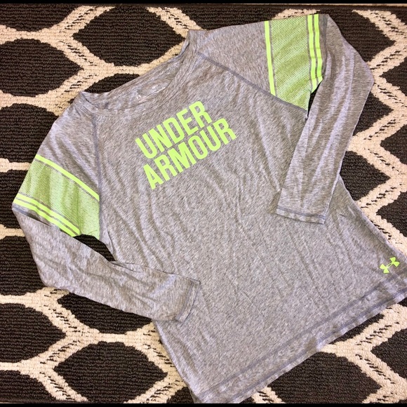Under Armour Tops - ❤️Size small Under Armour long sleeve tee❤️